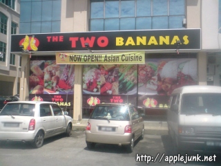twobananas01.jpg